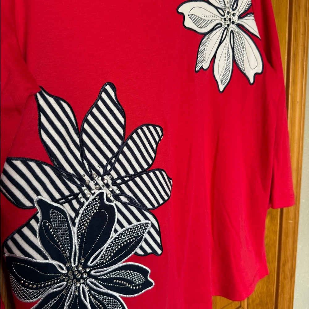 Alfred Dunner Red Top with Navy and White Floral Accents size Medium - Picture 2 of 5